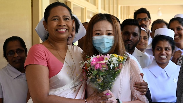 Ministerin Pavithra Wanniarachchi (li.) 2020 mit der ersten Corona-Patientin - eine Touristin aus China (Bild: AFP)