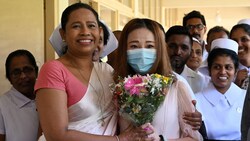 Ministerin Pavithra Wanniarachchi (li.) 2020 mit der ersten Corona-Patientin - eine Touristin aus China (Bild: AFP)