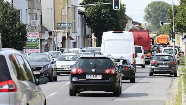 Bis zu 35.000 Fahrzeuge am Tag donnern derzeit täglich durch Deutsch-Wagram nahe Wien. Der Hoffnung der Bürger auf Entlastung durch das S8-Projekt wurde nun ein Dämpfer versetzt. (Bild: P. Huber)
