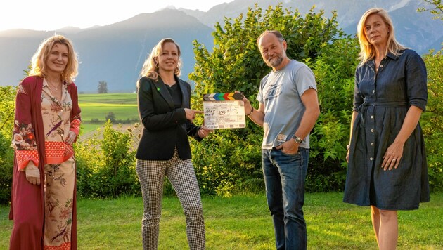 Drehstart in Tirol: Maria Furtwängler, Nina Proll, Uli Brée und Produzentin Barbara Brée (Bild: ServusTV / Heinz Laab)