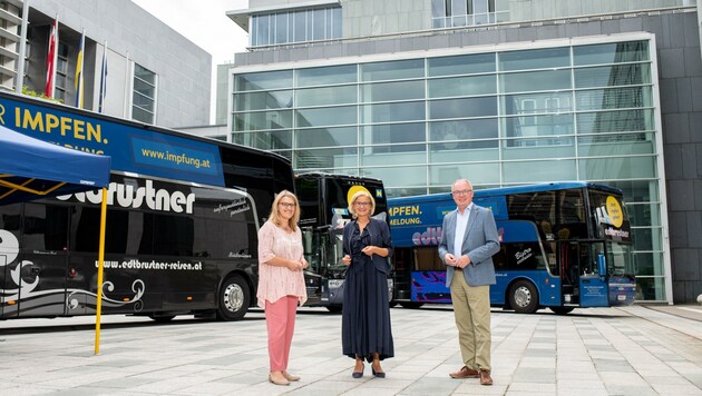 Mikl-Leitner und Königsberger-Ludwig mit Landesvize Stephan Pernkopf und den Impfbussen. (Bild: Imre Antal)