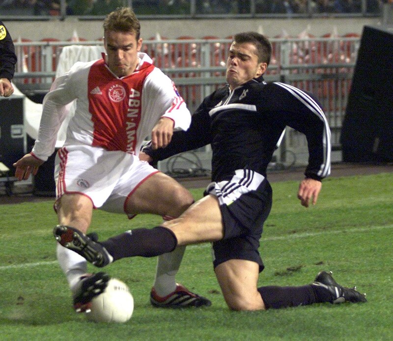 Ajax-Spieler Andy van der Meyde (li.) im Zweikampf mit David Hellebuyck von Lausanne Sports in einer Partie der UEFA-Cup-Saison 2000/01 (Bild: AFP)