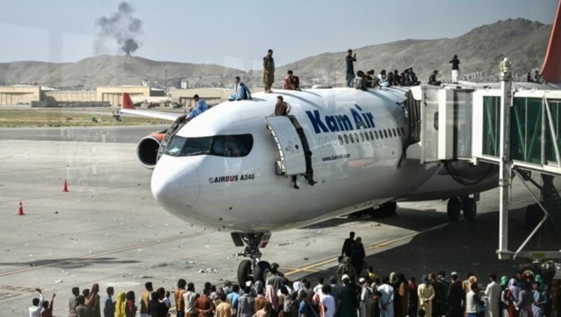 Chaos auf dem Flughafen Kabul: Hunderte Menschen wollen nur weg aus Afghanistan. (Bild: WAKIL KOHSAR)