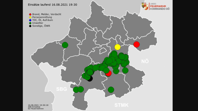 Die Karte mit den laufenden Einsätzen in Oberösterreich am Montag um 19.30 Uhr. (Bild: Screenshot LFK OÖ)