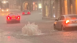 In Gmunden hielten mehrere Kanaldeckel dem Druck der Wassermassen nicht stand. (Bild: Melanie Maria Wiesauer)