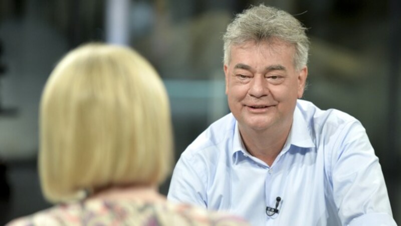 Werner Kogler verteidigte im ORF-„Sommergespräch“ trotz unterschiedlicher Positionen die Regierungsarbeit. (Bild: APA/HERBERT NEUBAUER)