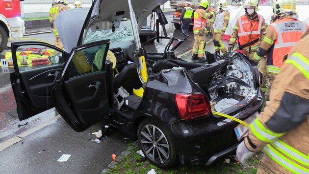 Um die verletzte Beifahrerin aus dem Unfall-Polo zu bergen, musste die Feuerwehr Lustenau mit der Bergeschere ans Werk gehen. (Bild: Maurice Shourot)
