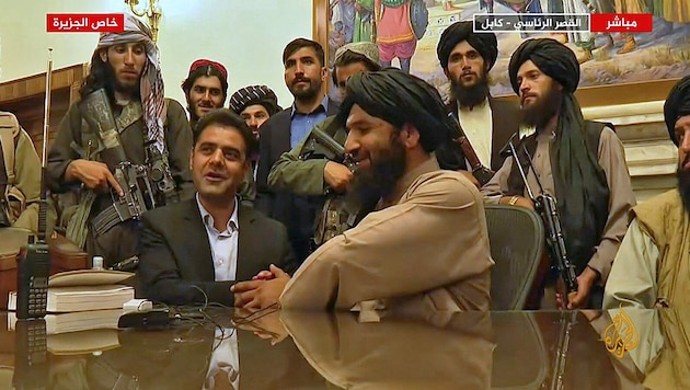 Taliban-Mitglieder im besetzten Präsidentenpalast der afghanischen Hauptstadt Kabul (Bild: AFP)