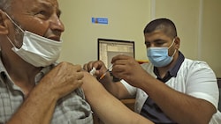 Israel: Dieser Mann erhält eine dritte Dosis des Corona-Impfstoffes von Biontech/Pfizer. (Bild: AFP/Hazem Bader)