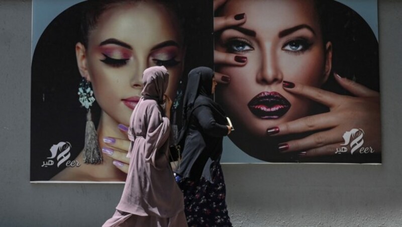 Plakate wie dieses eines Schönheitssalons, die zuvor das Stadtbild prägten, werden nun abgenommen oder übermalt. (Bild: AFP)