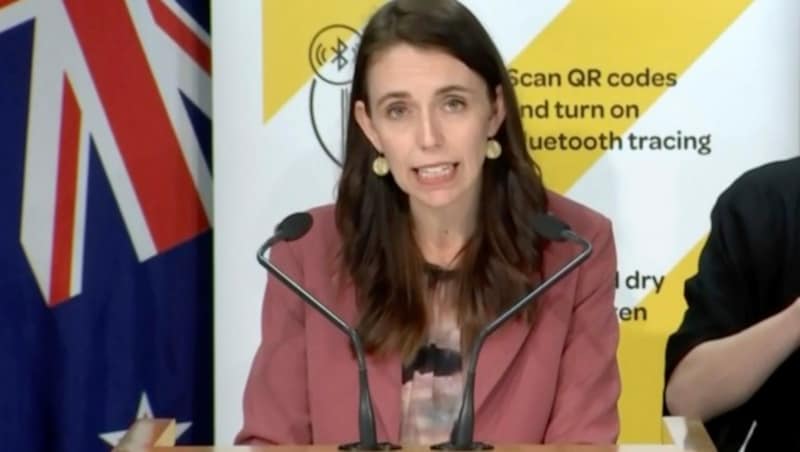 Die neuseeländische Premierministerin Jacinda Ardern setzt aufgrund von einer Neuinfektion in ihrem Land auf drastische Mittel. (Bild: AP)