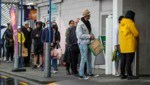 Nach der Verkündung des dreitägigen Lockdowns bildeten sich lange Schlangen vor neuseeländischen Supermärkten, wie zum Beispiel hier in Auckland. (Bild: AP)