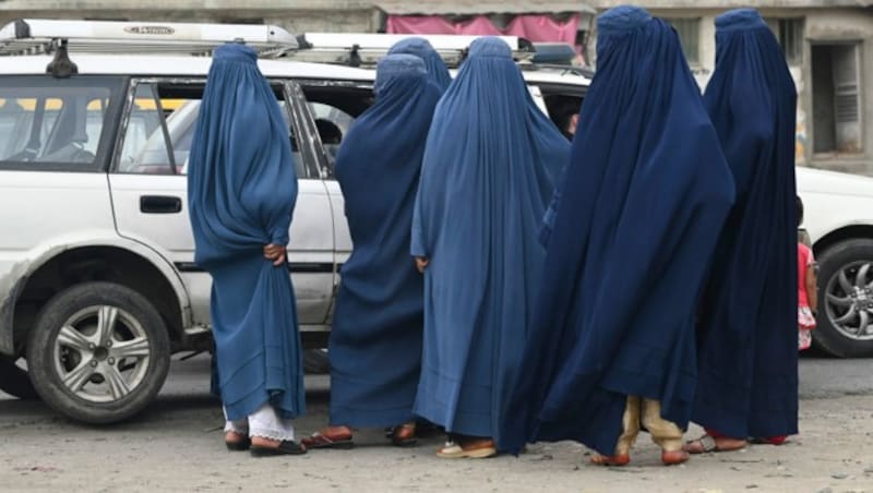 Frauen in Burkas in Kabul. Ohne den Ganzkörper-Schleier dürften Frauen unter dem Taliban-Regime das Haus nicht verlassen. Jetzt droht ihnen erneut ein Leben in Unterdrückung. (Bild: AFP)