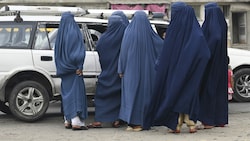 Frauen in Burkas in Kabul. Ohne den Ganzkörper-Schleier dürften Frauen unter dem Taliban-Regime das Haus nicht verlassen. Jetzt droht ihnen erneut ein Leben in Unterdrückung. (Bild: AFP)