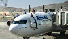 Verzweifeltes Warten am Flughafen in Kabul: Tausende hoffen, das Land noch verlassen zu können. (Bild: APA/AFP/Wakil Kohsar)