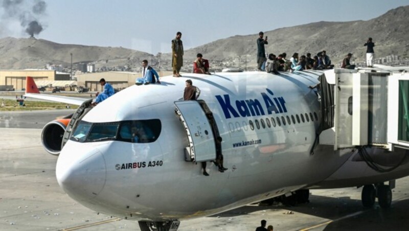 Verzweifeltes Warten am Flughafen in Kabul: Tausende hoffen, das Land noch verlassen zu können. (Bild: APA/AFP/Wakil Kohsar)