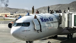 Verzweifeltes Warten am Flughafen in Kabul: Tausende hoffen, das Land noch verlassen zu können. (Bild: APA/AFP/Wakil Kohsar)