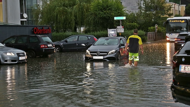 In Gmunden war binnen weniger Minuten alles unter Wasser (Bild: Hörmandinger Reinhard)