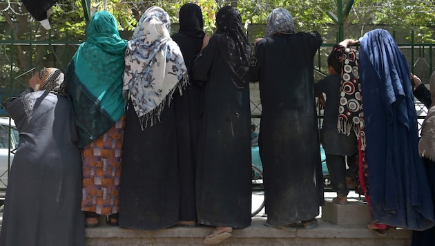 Die Rechte der Frauen in Afghanistan werden weiter eingeschränkt. (Bild: APA/AFP/WAKIL KOHSAR)