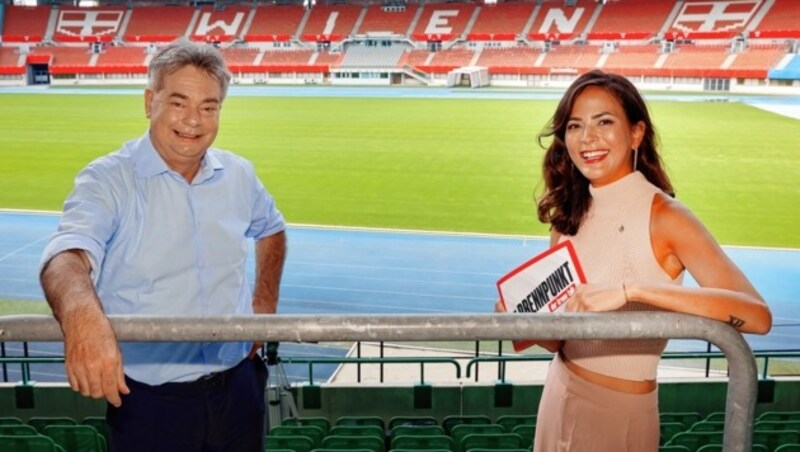 Zum Auftakt der diesjährigen Sommergespräche auf krone.tv ist Vizekanzler Werner Kogler von den Grünen zu Gast bei Katia Wagner. Als Schauplatz diente das Ernst-Happel-Stadion. (Bild: Clemens Groh)