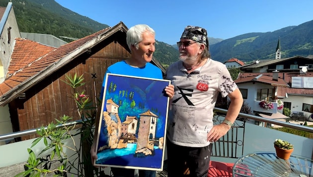 Der Pfundser Maler Christoph File (links) überreicht Frizzey Greif sein Bild „Finstermünz“. (Bild: zVg Greif)