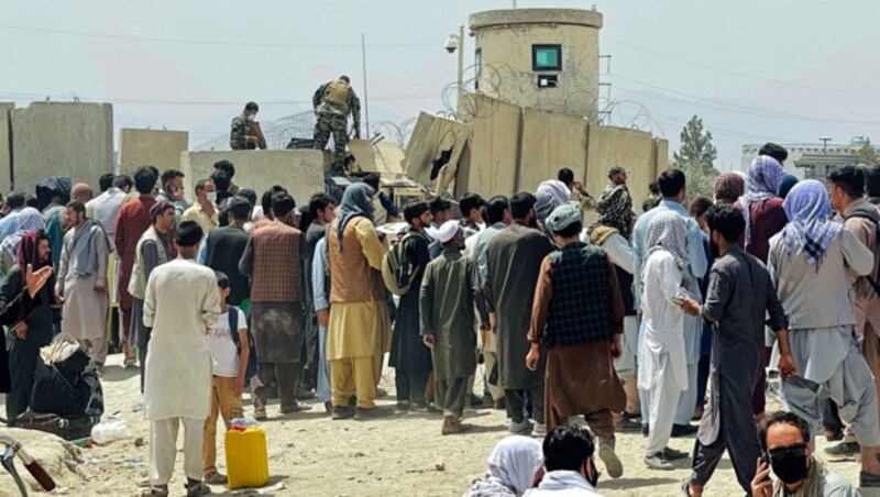 Am Flughafen in Kabul spielten sich unfassbare Szenen ab. (Bild: AP)