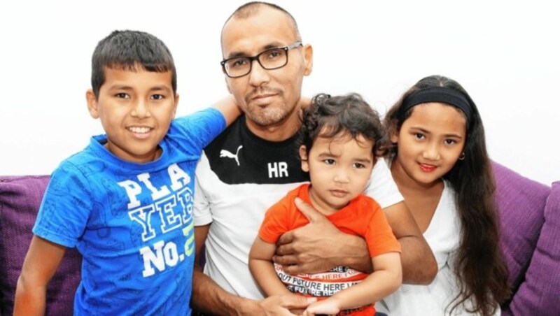 Rajab Rezai (38) mit Kindern Mahdy, Josef und Mahdija (Bild: Crepaz Franz)