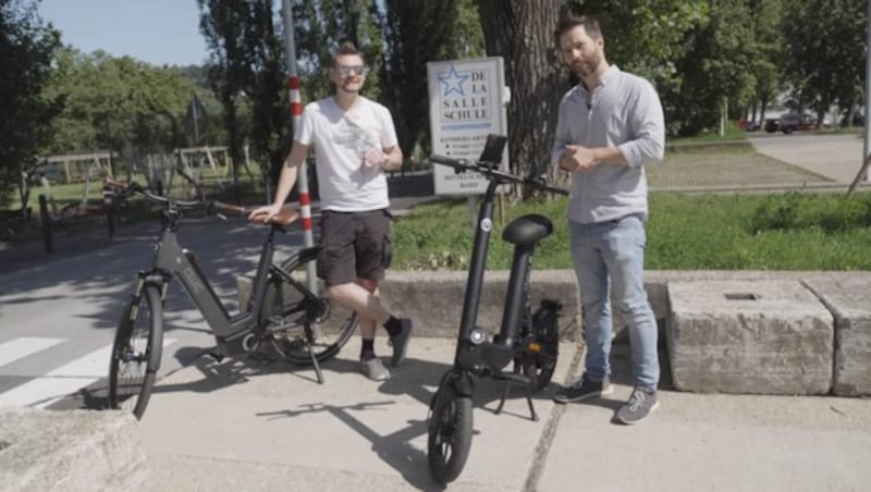 Zwei ganz unterschiedliche E-Bikes: Das Edel-E-Bike QWIC Premium Q MN8 mit Riemenantrieb und der kompakte Elektroflitzer Vässla Bike ohne Pedale. (Bild: krone.tv)