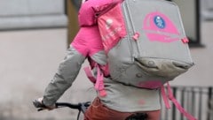 Am heutigen Dienstag demonstrieren Fahrradbotinnen und Fahrradboten für bessere Arbeitsbedingungen (Archivbild). (Bild: APA/ROLAND SCHLAGER)