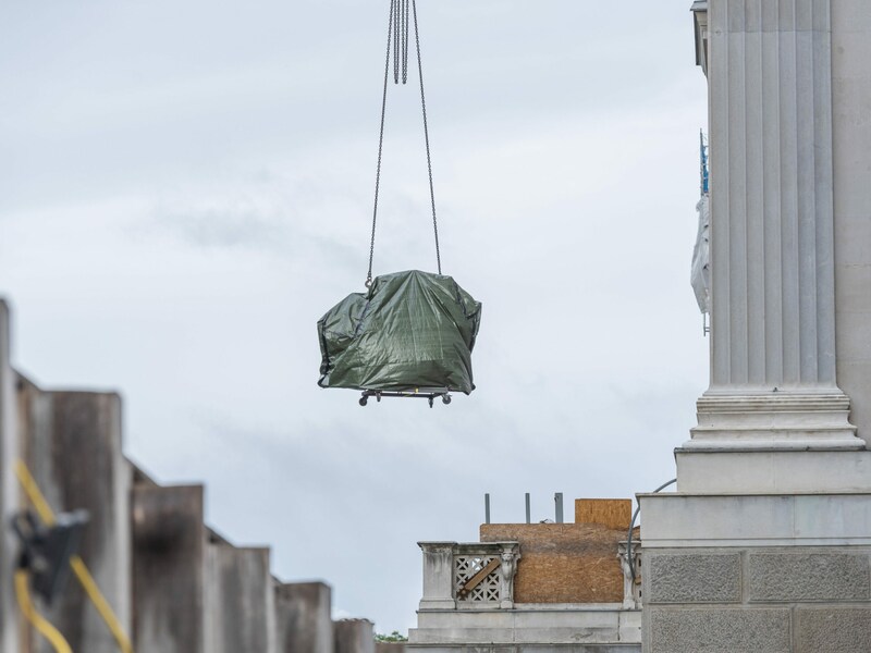 Per Baukran wurde der Adler auf den Balkon gehoben. (Bild: Parlamentsdirektion/Michael Buchner)