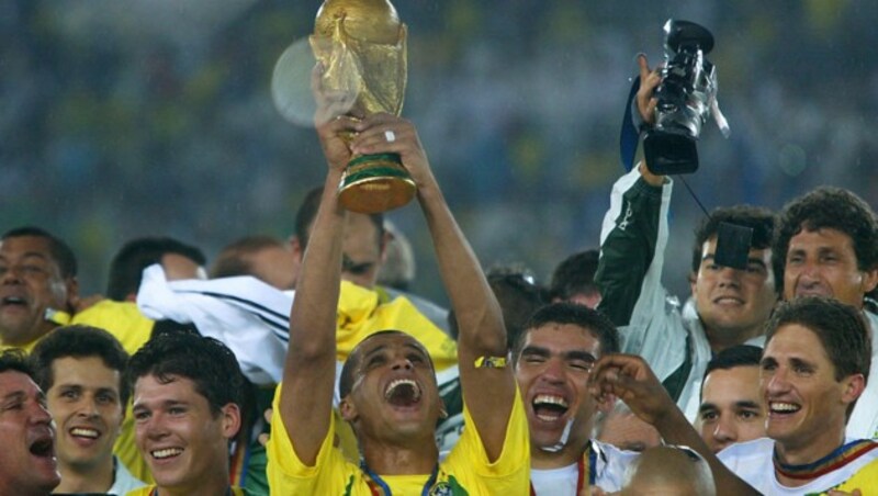 30. Juni 2002: Rivaldo stemmt im brasilianische Teamdress den Weltmeisterpokal. (Bild: AFP PHOTO ANTONIO )