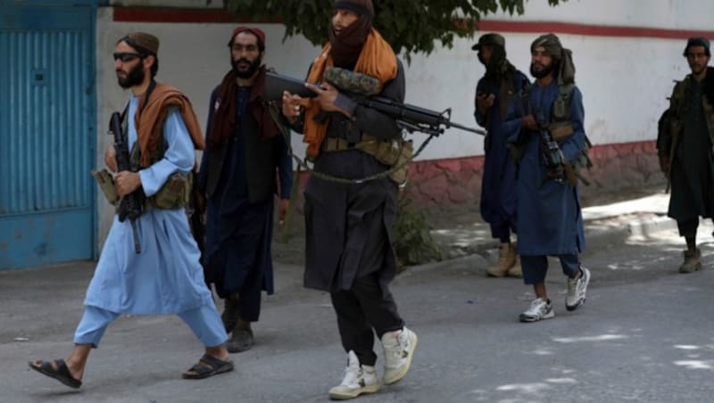 Die siegreichen Taliban ziehen durch die Straßen der afghanischen Hauptstadt Kabul. (Bild: AP)