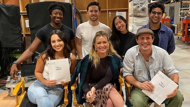 Hilary Duff (vorne in der Mitte) mit ihren Co-Stars am „How I Met Your Father“-Set (Bild: instagram.com/hilaryduff)