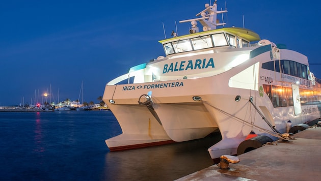Eine Fähre der Gesellschaft Baleària, die die Strecke zwischen den Inseln Formentera und Ibiza befährt (Bild: stock.adobe.com)