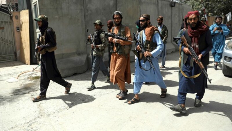 Mittlerweile ein gewohntes Bild auf den Straßen Kabuls: Patrouillierende Taliban-Kämpfer, die schwer bewaffnet durch die afghanische Hauptstadt ziehen. (Bild: AP)