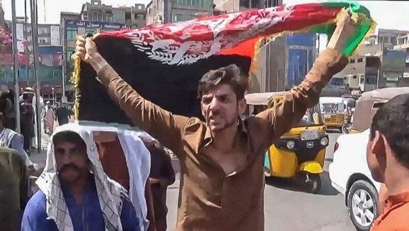 Demonstranten schwenkten bei einem Anti-Taliban-Protest die afghanische Flagge. (Bild: APA/AFP/Pajhwok)