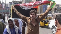 Demonstranten schwenkten bei einem Anti-Taliban-Protest die afghanische Flagge. (Bild: APA/AFP/Pajhwok)