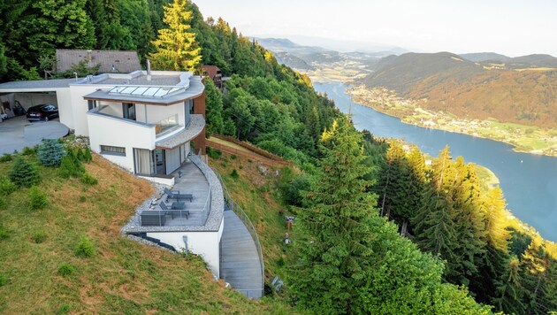 Diese wunderschöne Architektenvilla mit Blick auf den Ossiacher See ist übrigens noch zu haben. (Bild: E&V Kärnten)