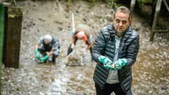 Wolfgang Mayr (57) bei seinem Kefermarkter Fischteich, in dem Tausende Fische verendeten (Bild: Alexander Schwarzl)