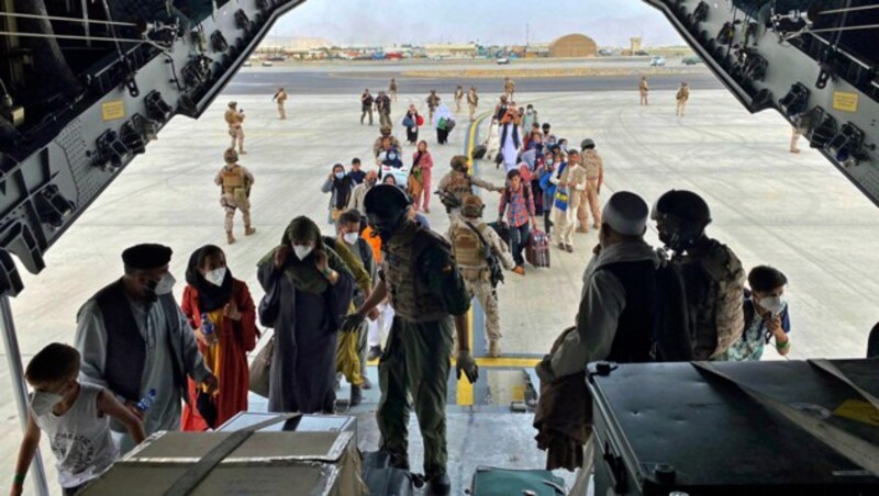 Eine Gruppe Afghanen besteigt eine spanische Militärmaschine am Flughafen Kabul. (Bild: ASSOCIATED PRESS)