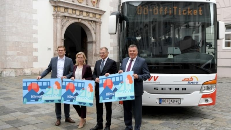 V. l.: Landesrat Stefan Kaineder (Grüne), Infrastrukturministerin Leonore Gewessler (Grüne), Landeshauptmann Thomas Stelzer (ÖVP) und Landesrat Günther Steinkellner (FPÖ) bei der Vorstellung des Klimatickets in Linz. (Bild: ROLAND SCHLAGER)