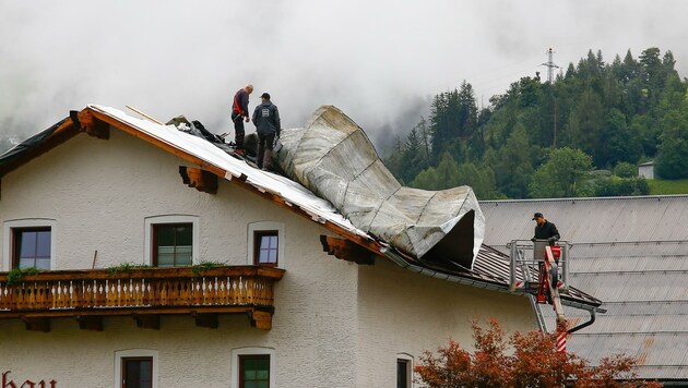 Ein abgedecktes Dach eines Wohnhauses in der Reinbachsiedlung in St. Johann (Bild: Gerhard Schiel)