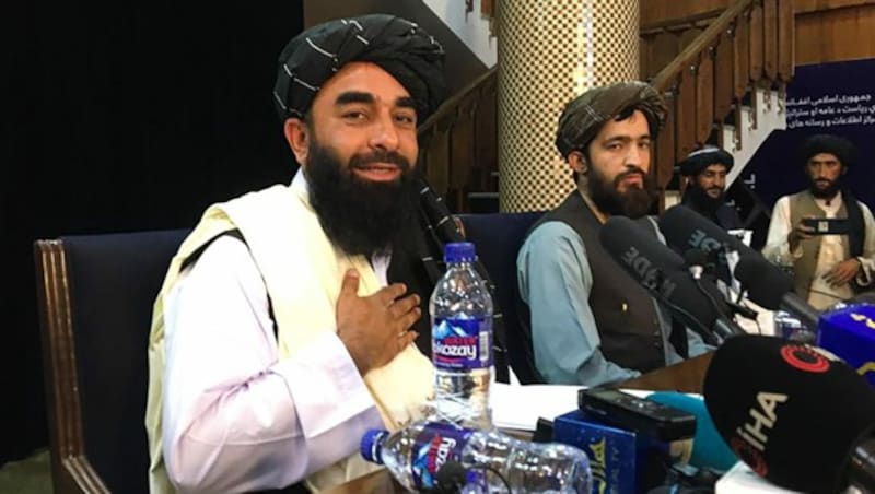 Taliban-Sprecher Zabihullah Mujahid am Dienstag bei der ersten Pressekonferenz der Terroristen nach der Machtergreifung (Bild: AFP)