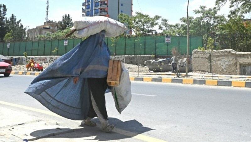 Ohne Vollverschleierung ist es derzeit in Afghanistan für Frauen gefährlich auf den Straßen. (Bild: AFP)