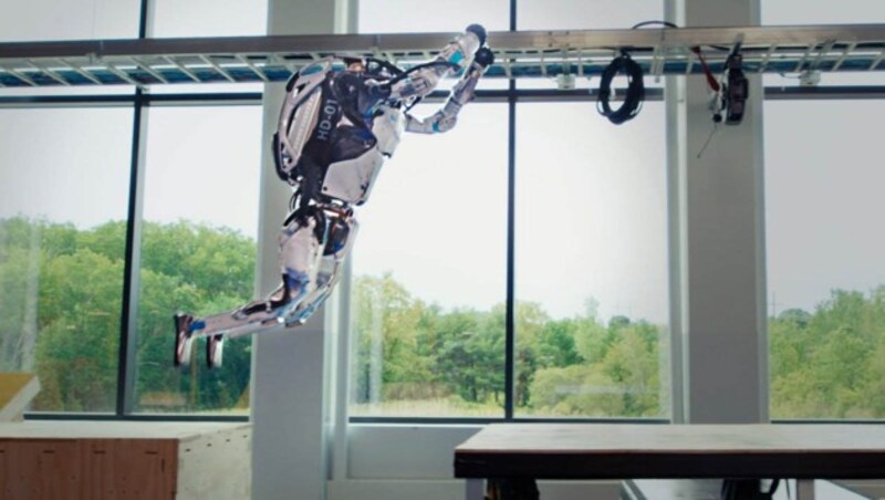 Der humanoide Roboter Atlas von Boston Dynamics hat in den vergangenen Jahren beeindruckende Fortschritte gemacht und erstaunt mittlerweile mit komplexen Turnübungen. (Bild: Boston Dynamics)