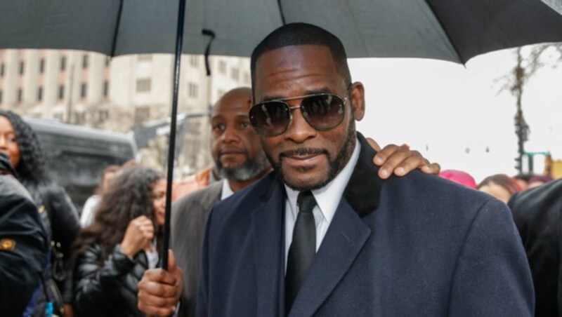 R. Kelly steht gerade in New York vor Gericht. Ihm wird unter anderem die sexuelle Ausbeutung Minderjähriger vorgeworfen. (Bild: AFP )