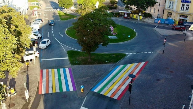 In Klagenfurt (Bild) und in Wien sind diese bunten Zeichen der Toleranz auf den Straßen sehr wohl zu finden. (Bild: Stadtpresse Klagenfurt)