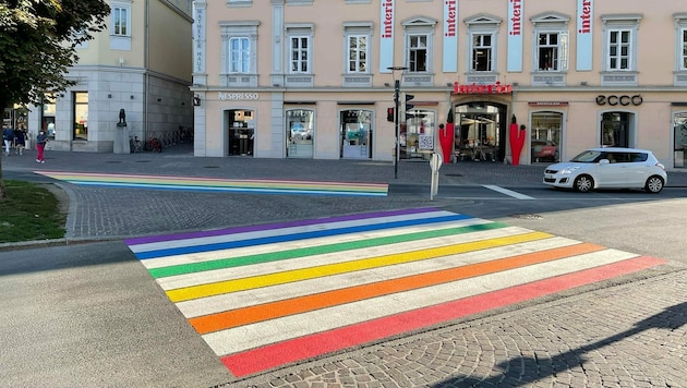 Den ersten Regenbogen-Zebrastreifen in Klagenfurt findet man am Heuplatz. (Bild: Stadtpresse Klagenfurt)