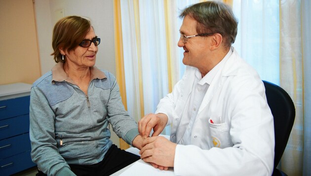 OA Dr. Hochholzer untersucht eine Patientin (noch vor der Maskenpflicht). (Bild: aleksandra pawloff)