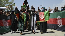 Mit afghanischen Nationalflaggen wurde der Unabhängigkeitstag auch in Kabul gefeiert. (Bild: APA/AFP/WAKIL KOHSAR)